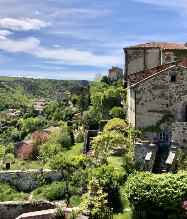 aura_-_63_-_montaigutleblanc_-_un_belvedere_-_julien_guillaume
