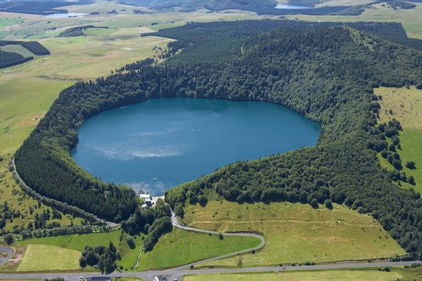 lac-pavin-besse-un-des-plus-beaux-lacs-auvergne