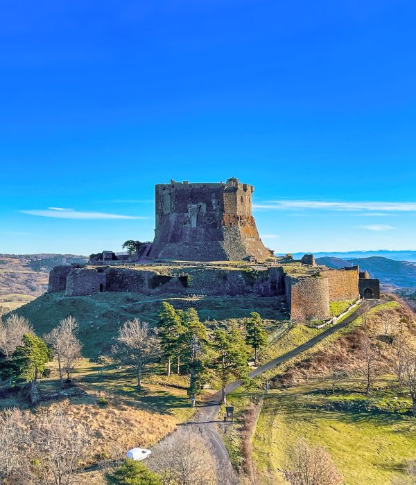 Magnifique château de Murol après le Lever de Soleil